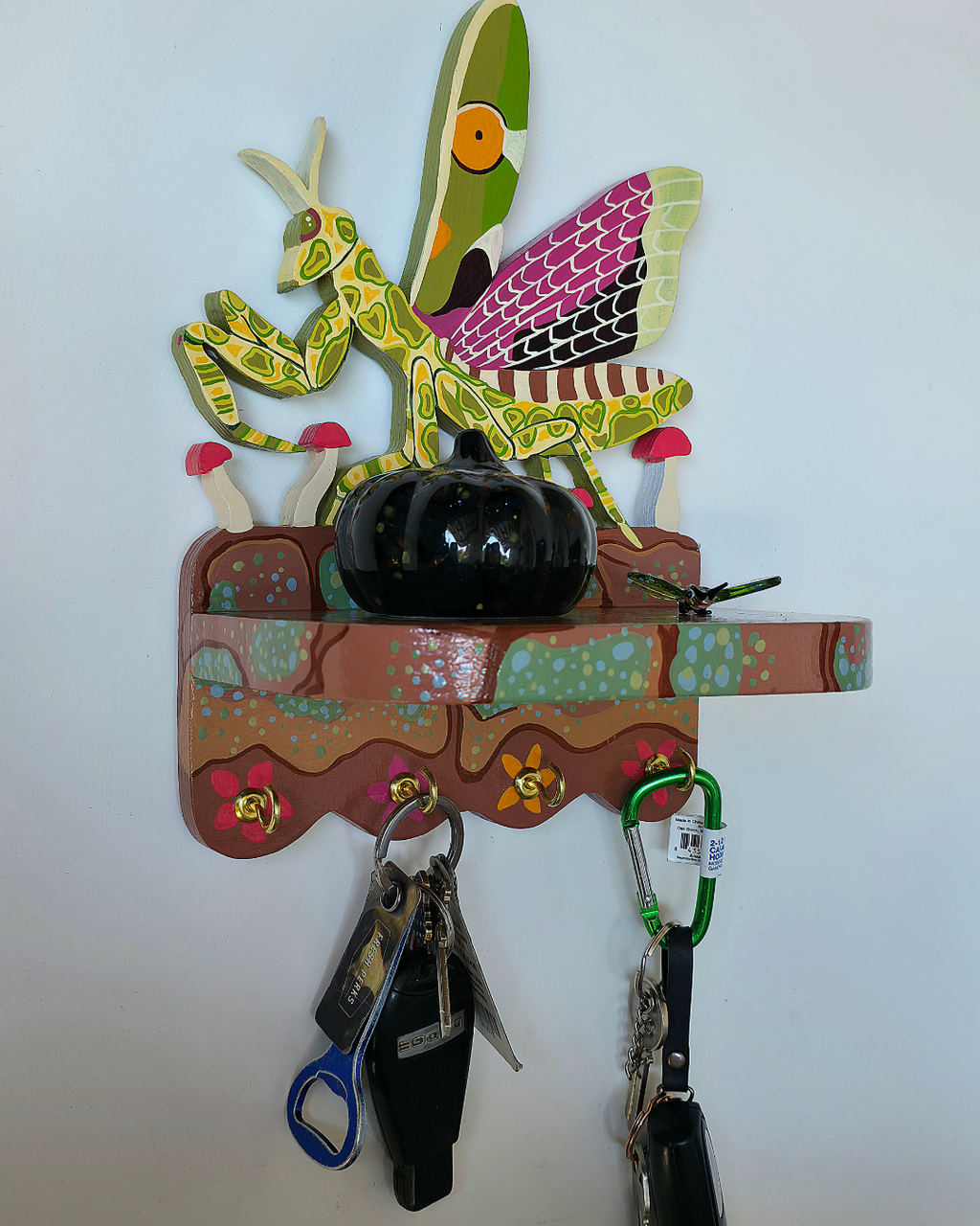 Praying mantis shelf + key hook